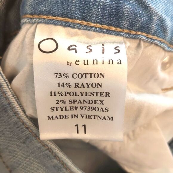 𝅺Juniors Oasis by Eunina cropped distressed lightwash jeans size 11 - Picture 9 of 9